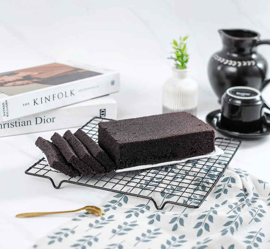 Bolu ketan hitam disajikan di atas meja