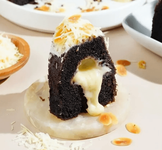 Potongan bolu ketan hitam dengan taburan kelapa
